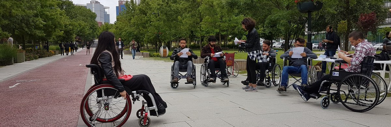 Studenten beim Rollstuhltraining in der Türkei